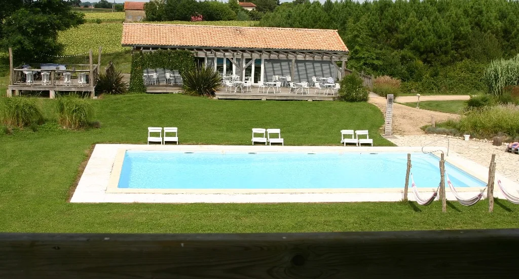 La piscine ornée par des hamacs et relax
