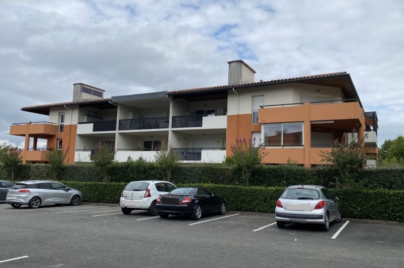 1 – appart en haut à droite, vu depuis le parking voisin