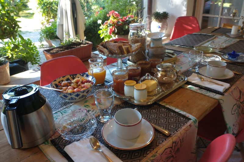 2025 – LABA – Le Chalet – Petit déjeuner sous l’auvent – ©Le Chalet