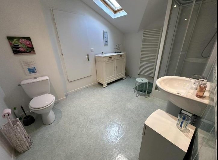 2026 – VILL – Gîte les Écureuils – Salle de bain (étage) – ©Alain Serres (1)