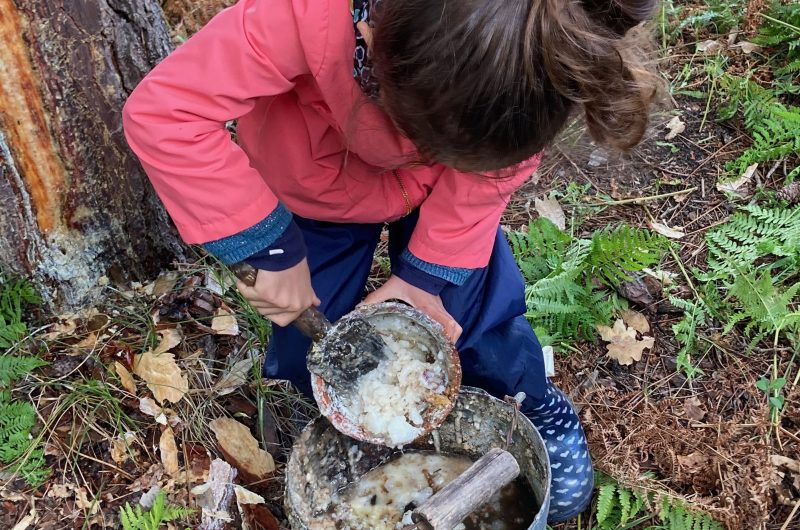 4-gemmage_enfant_pot_resine__Conservatoire_Landes_Gascogne