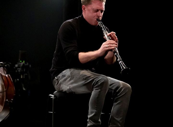 ADRIAN COX 2503©max loubere