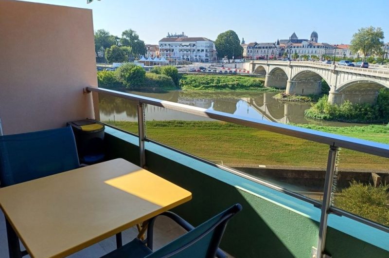Balcon donnant sur la cathédrale le Splendid et les Arènes