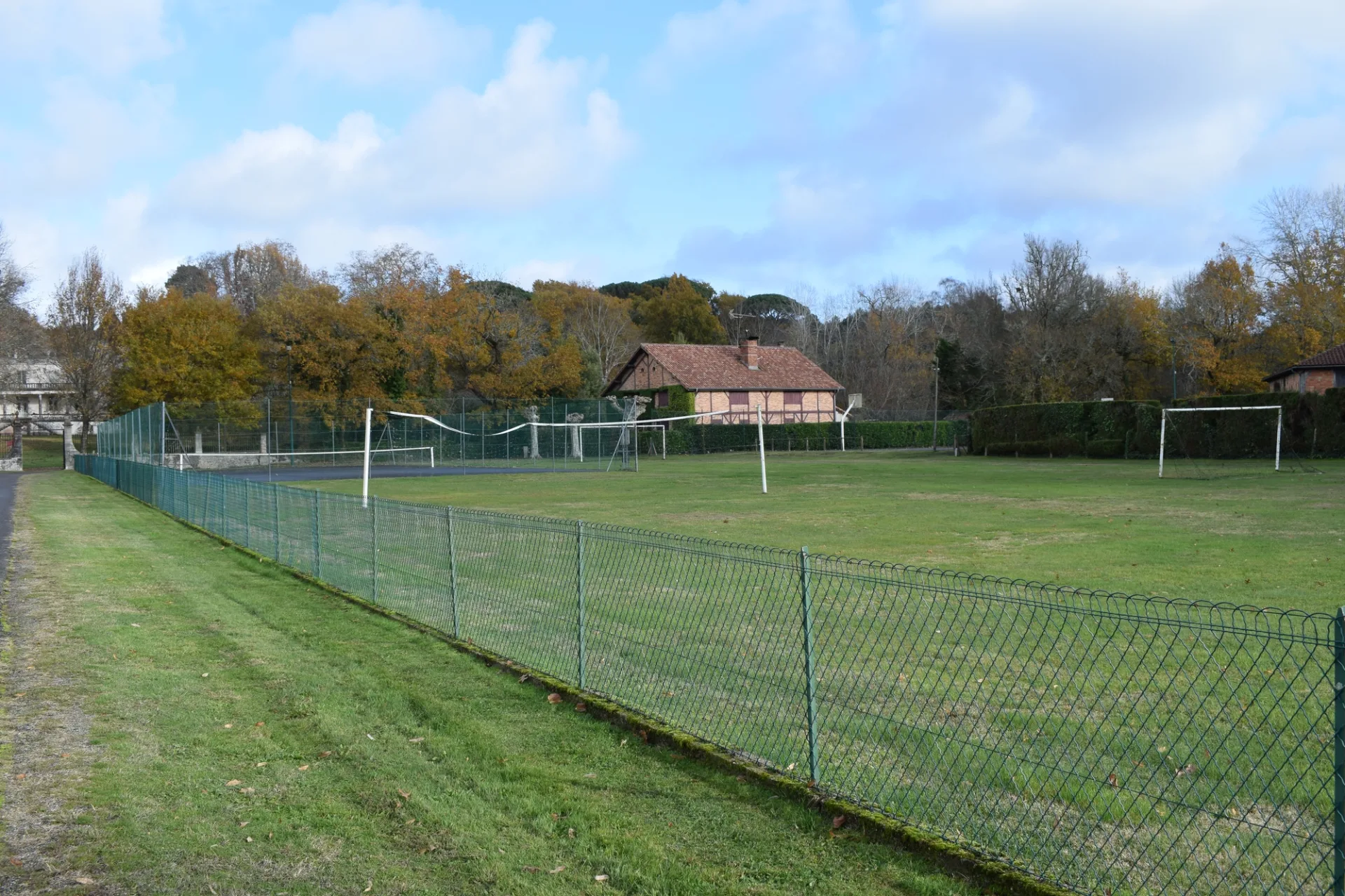 CLNT—LEVIGNACQ—Terrain-de-foot–2-