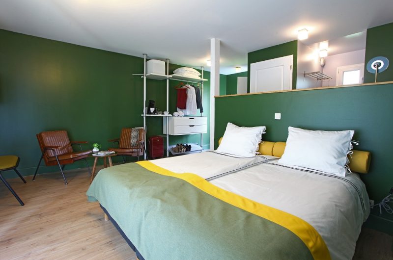 Chambre-double-classique-verte-Hotel-Lodge-La-Petite-Couronne