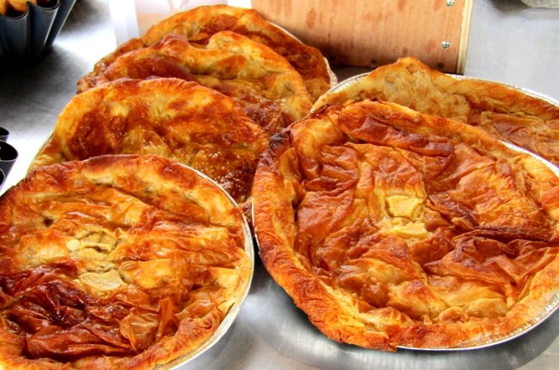 Chez Marie – Etalage de tourtières à l’armagnac