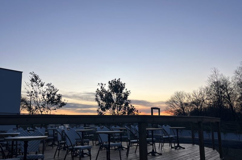 Coucher de soleil sur terrasse bois