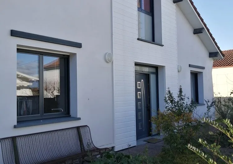 DEVANT COTE RUE THOMAZO