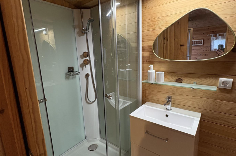 Douche chalet des pins ©Blond