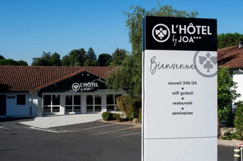 Façade-principale-L-HOTEL-By-JOA-CESAR-St-Paul-Les-Dax-085©G-Perret