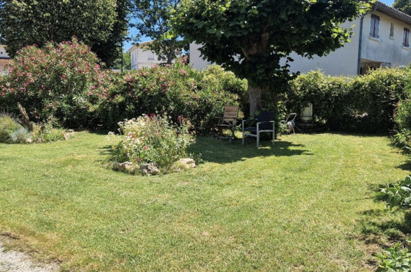 Jardin côté devant gîte Lotus ©Houache