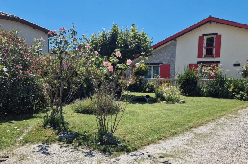 Jardin devant gîte Lotus ©Houache