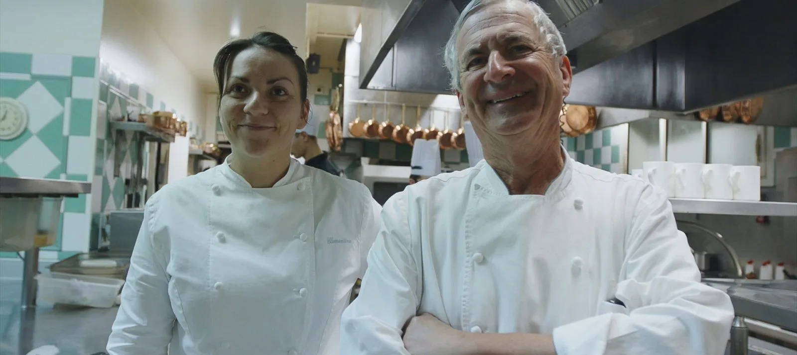 Jean-Coussau-et-sa-niece—cuisine-Relais-de-la-poste—-landesatlantiquesud