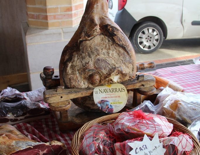 Marché Montfort – jambons de Bayonne