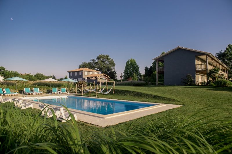 Piscine-exterieur-Hotel-Lodge-La-Petite-Couronne