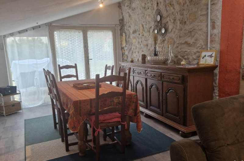 Salle à manger autre côté devant gîte Lotus ©Houache