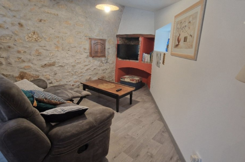 Salon canapé gîte Lotus ©Houache