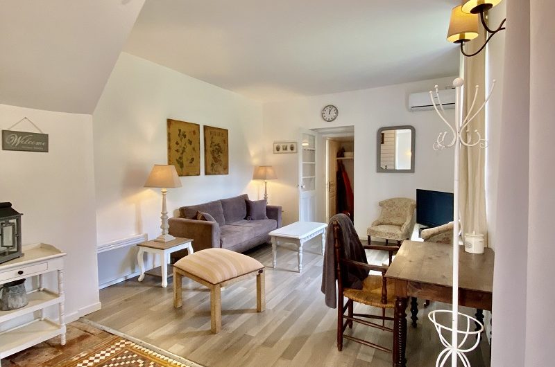 Salon climatisé (porte donnant sur la buanderie et les WC)