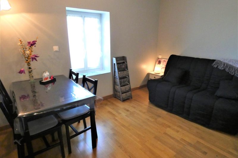 Séjour et salon dans espace cuisine