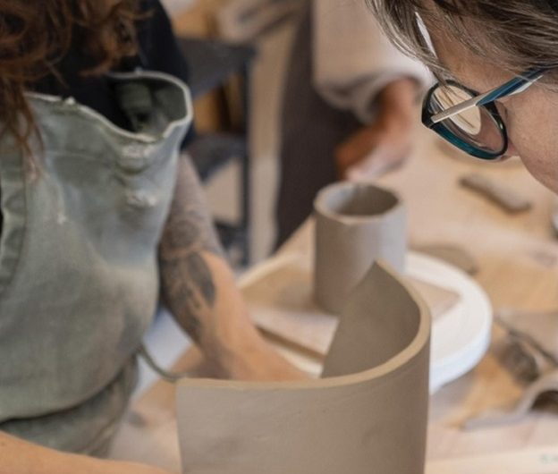 Sous les pins céramique photo1