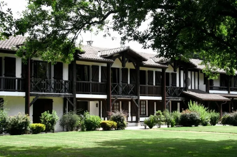 auberge-pins-facade3-2