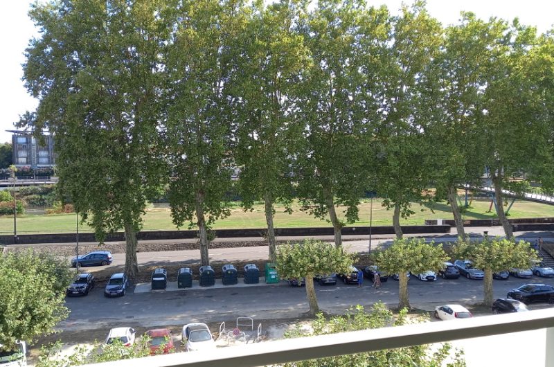 balcon côté rue vue sur  Adour