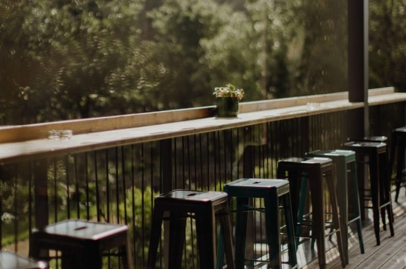 el-nido-bar-restaurant-hossegor-terrasse-lisiere-mange-debout-vue-foret-7-2