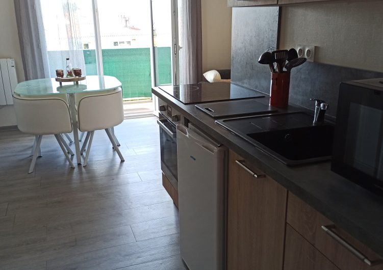 entrée et coin cuisine