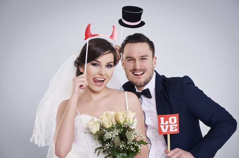 jeunes-maries-faisant-des-grimaces