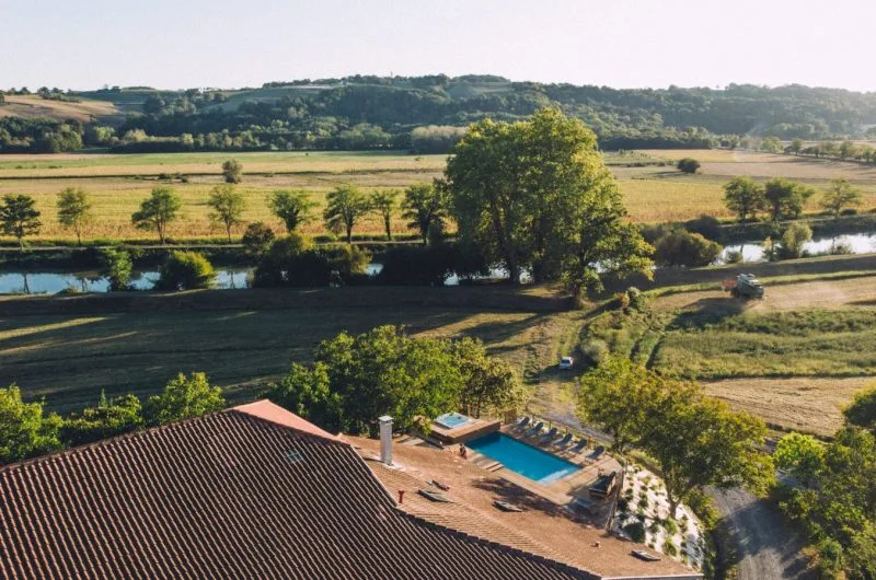 landes-pays-basque-hastingues-sudouest-location-maison-de-vacances-gite-terrasse-exterieur-vue-drone-jardin-domaine