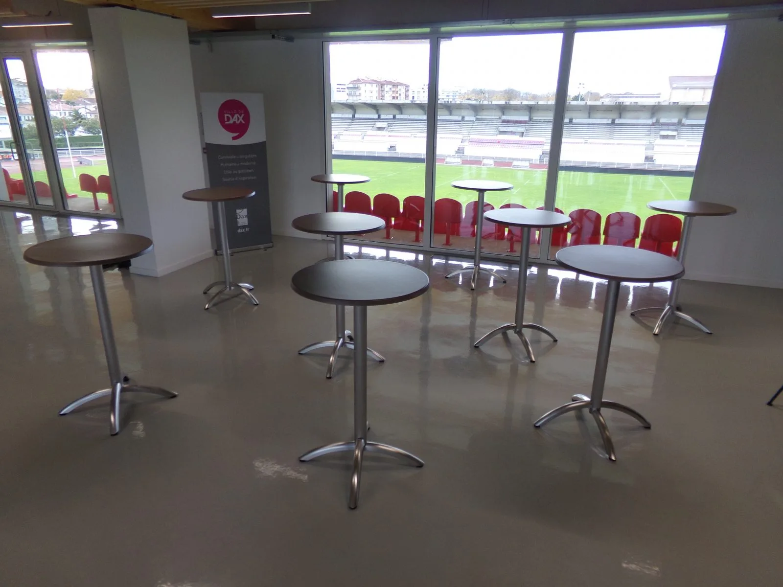 mange-debout-sur-stade