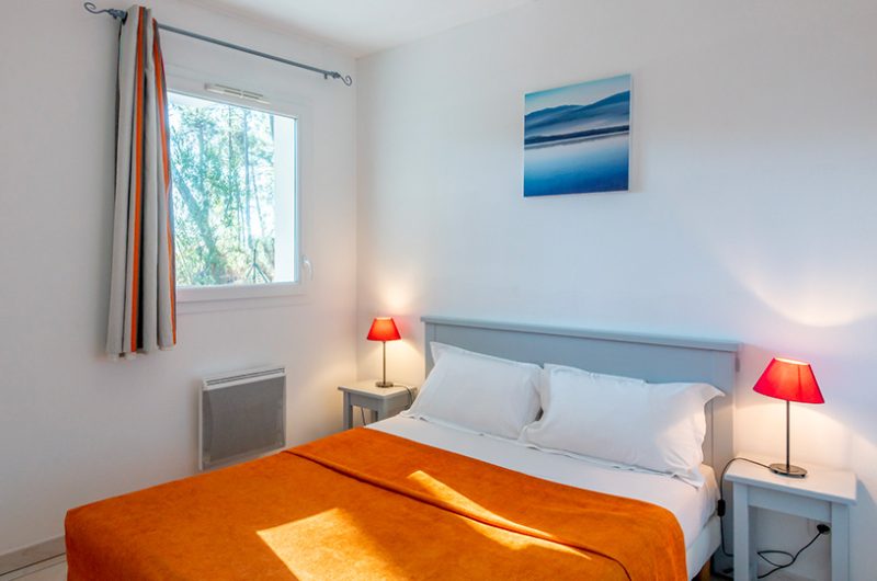 residence-le-domaine-des-grands-lacs-parentis-en-born-appartement-T2-chambre