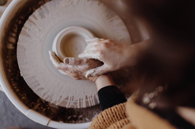 tournage-terre-Claire-Schott-ceramiste-Landes