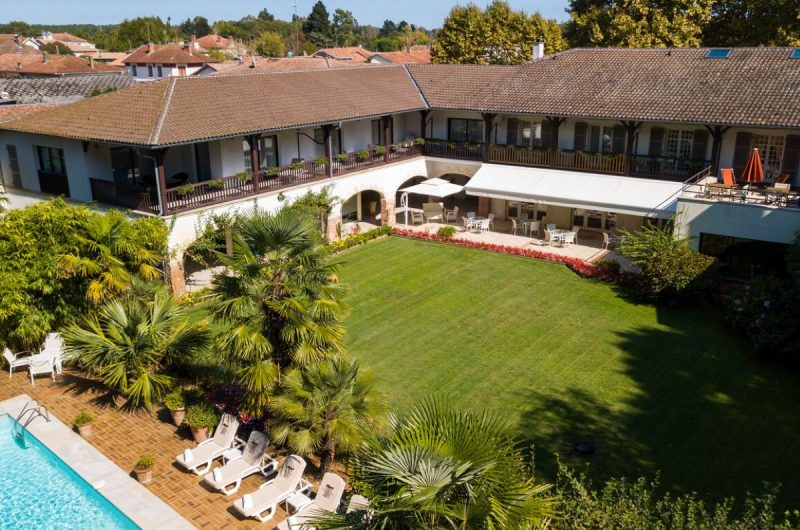 vue-generale-des-chambres-parc-et-piscine-photo-clement-garby